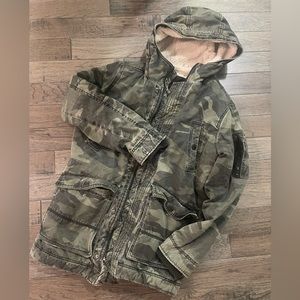 Mens hollister sherpa lined jacket size medium. Camo